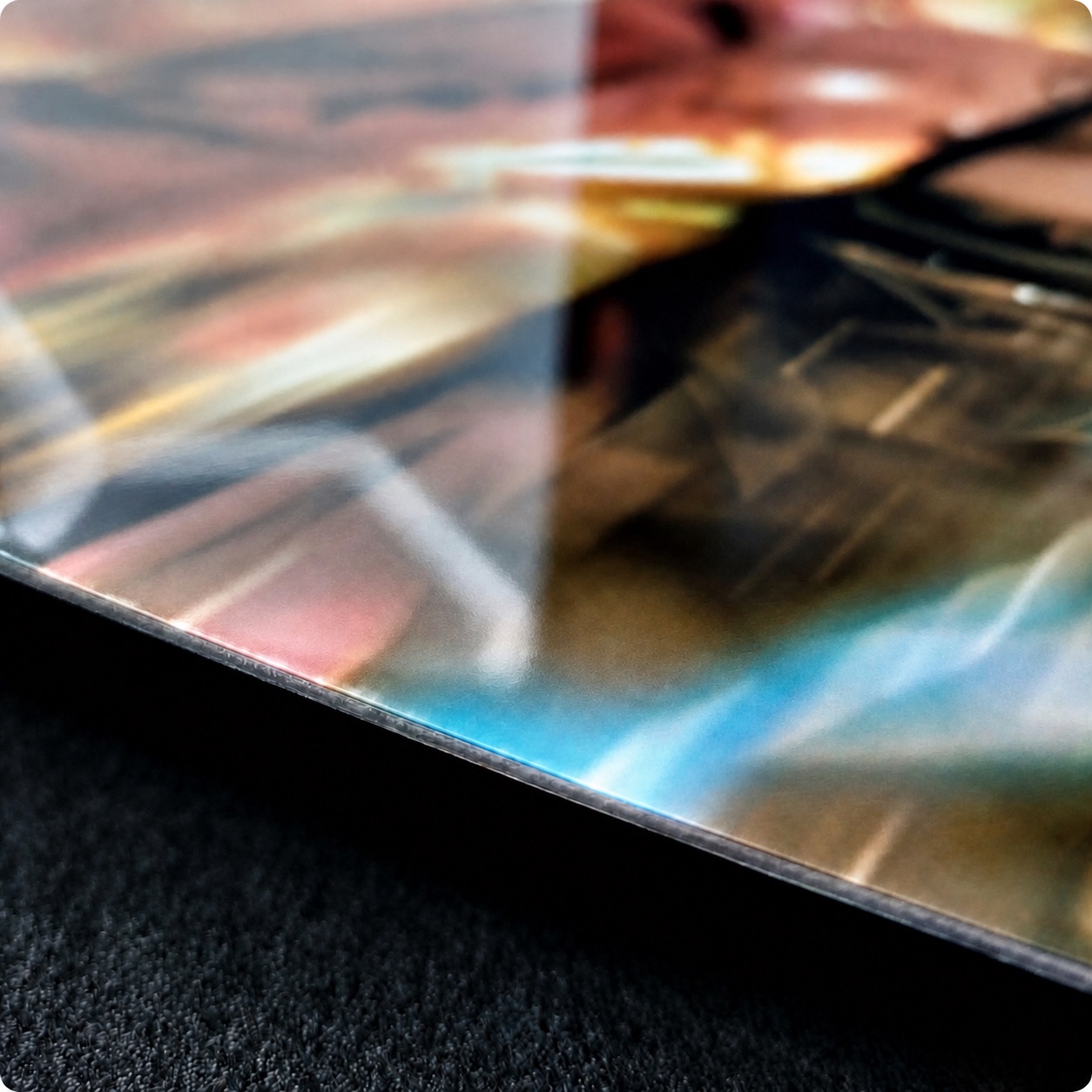 Glossy Metalix aluminum edge catching soft reflected light